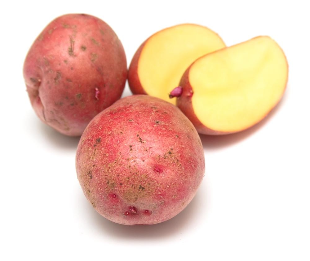 Розовый сырой картофель