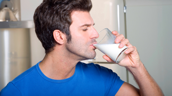 Мужчина пьёт кефир