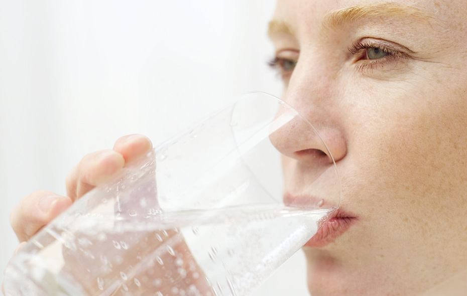 Крупным планом лицо девушки со стаканом