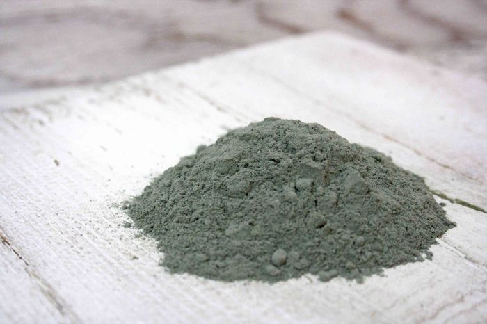 Горка синей глины на столе