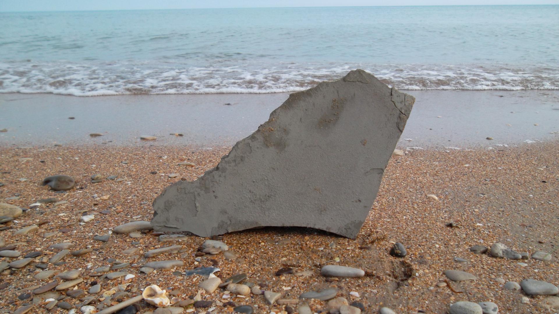 Кусок глины на берегу