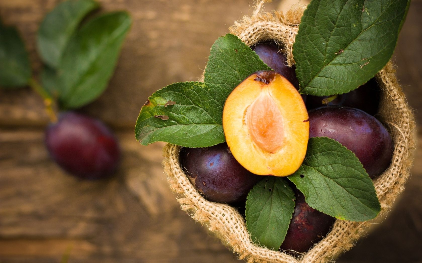 Слива с листьями