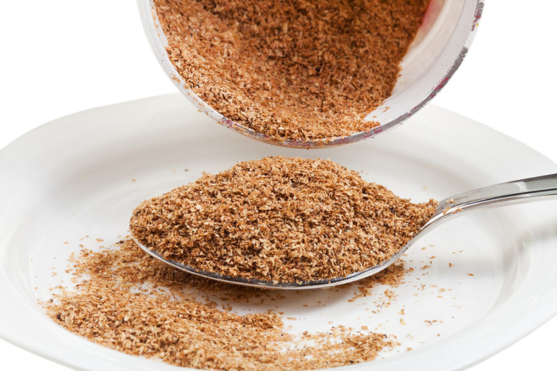 Ложка отрубей на столе