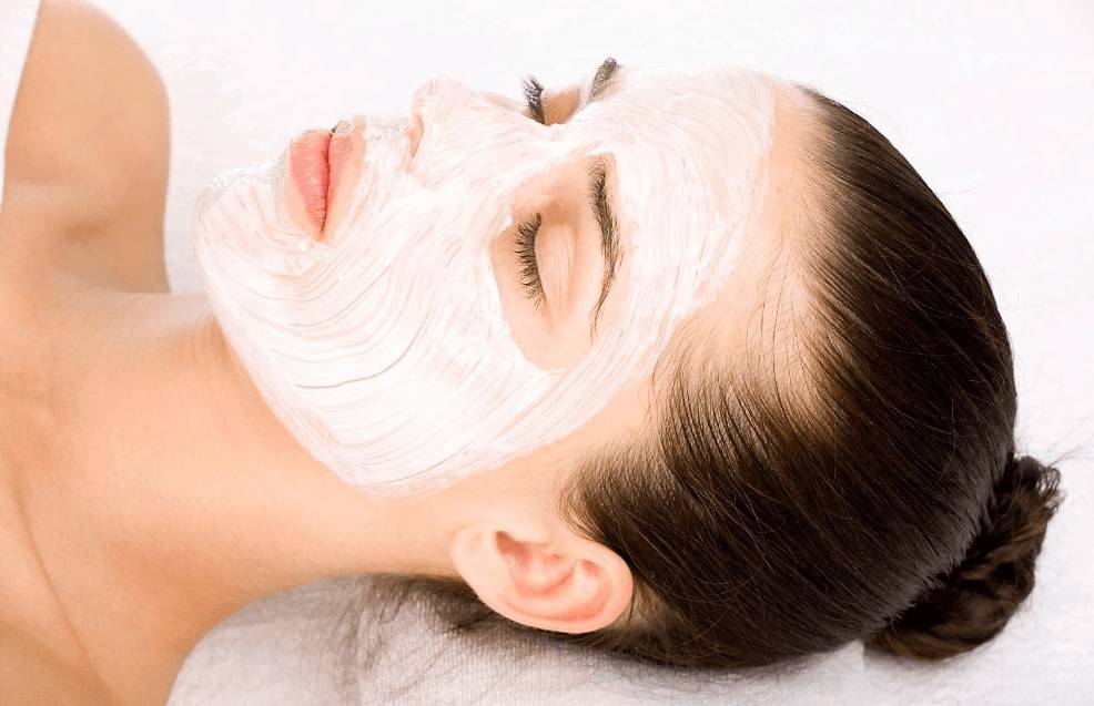 Женщина нанесла маску для лица