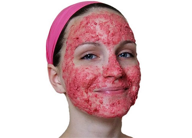 Маска из брусники на лице девушки