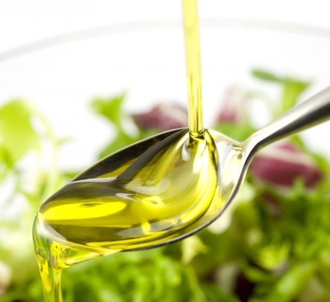 Масло льётся в ложку