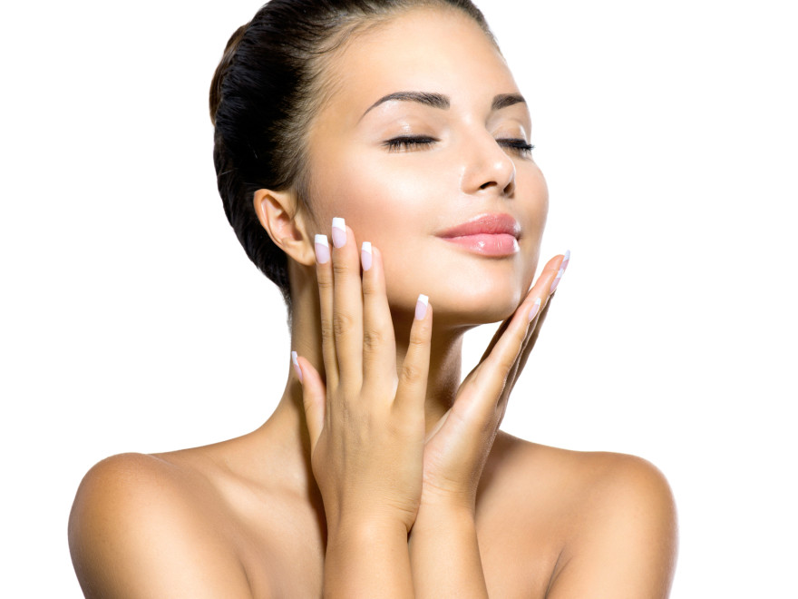 Девушка приложила руки к подбородку