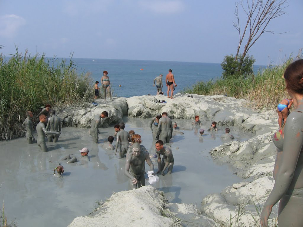 Люди принимают глиняные ванны