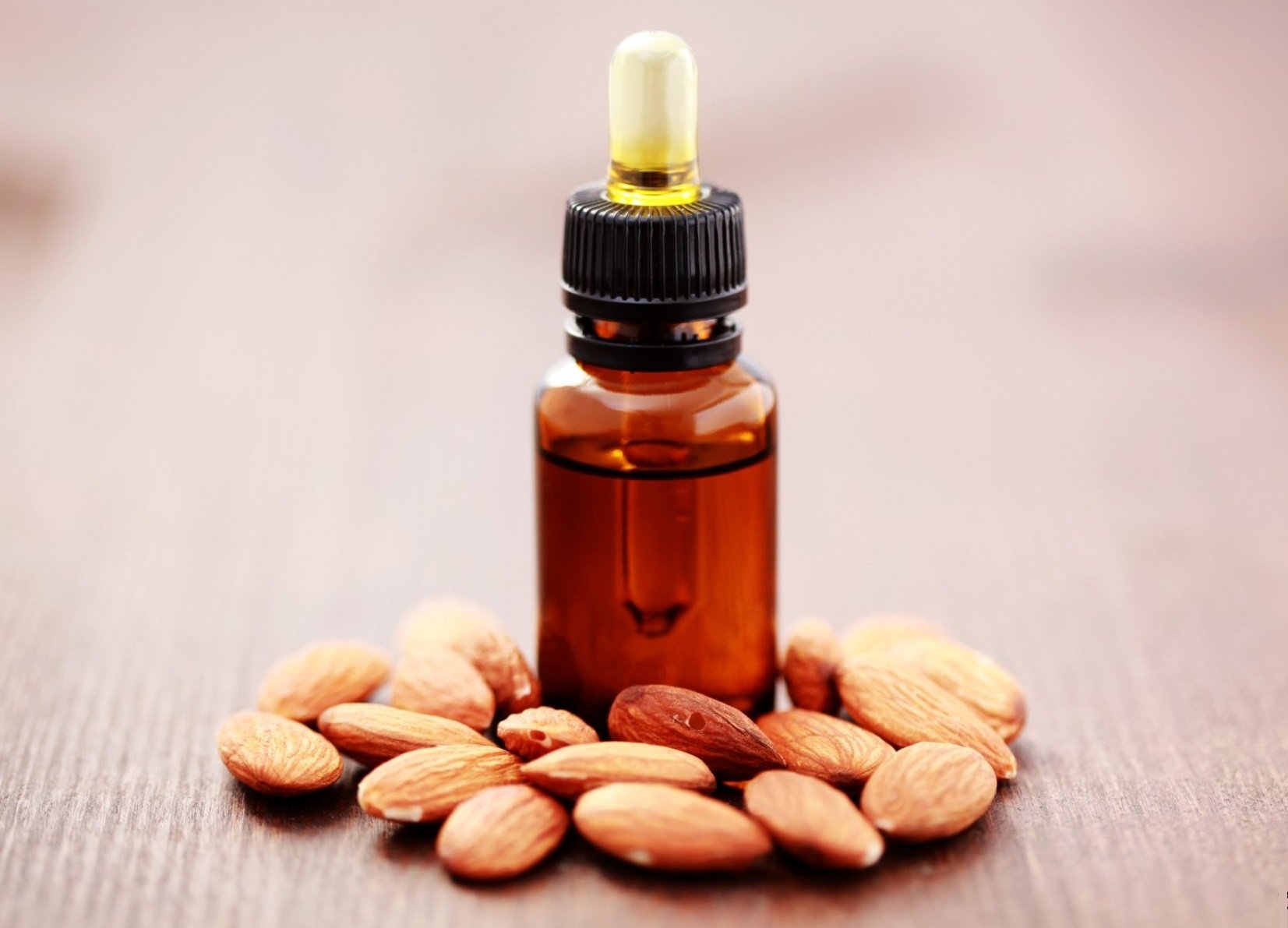 Миндальное масло в бутылке