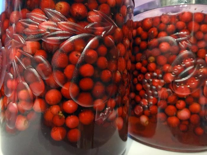 Мочёная брусника в стеклянных банках