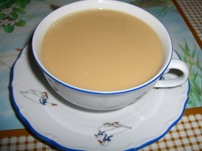 Молочный отвар почек в чашке