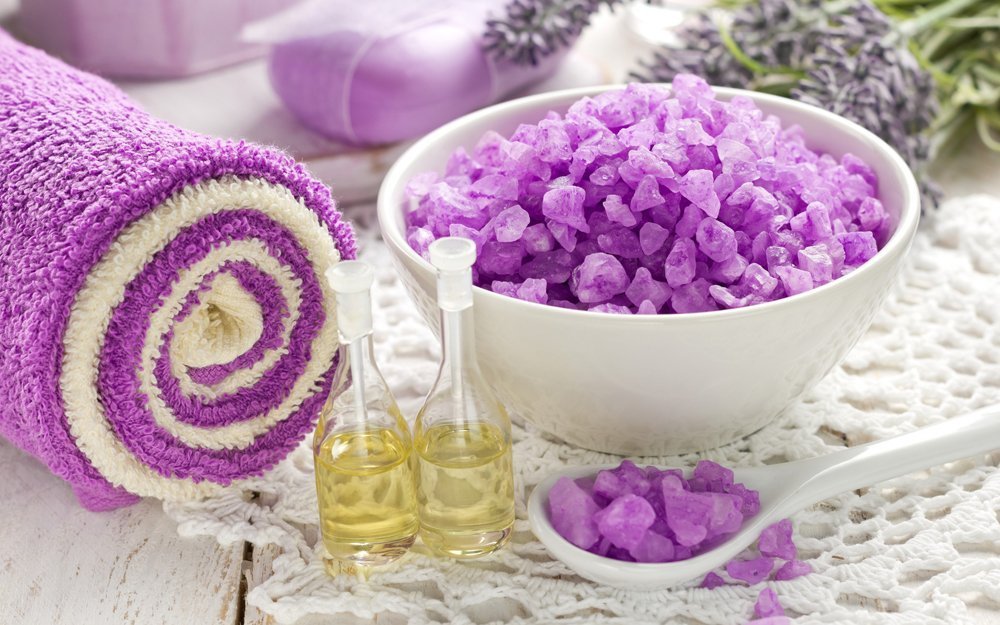 Морская соль, эфирные масла и полотенце