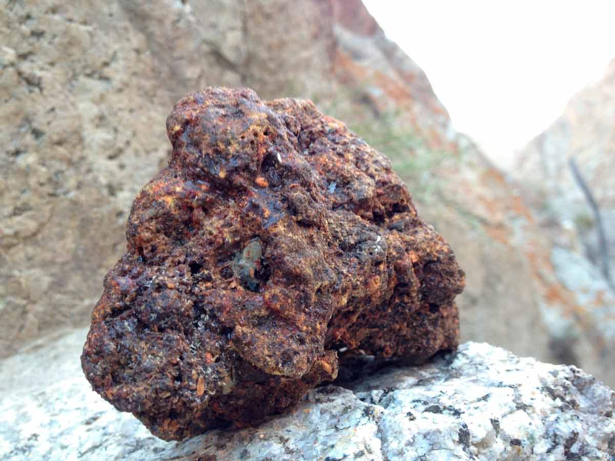 Мумиё в горной породе