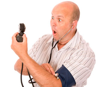 Мужчина измеряет артериальное давление