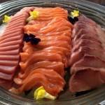 Мясо и рыба на подносе