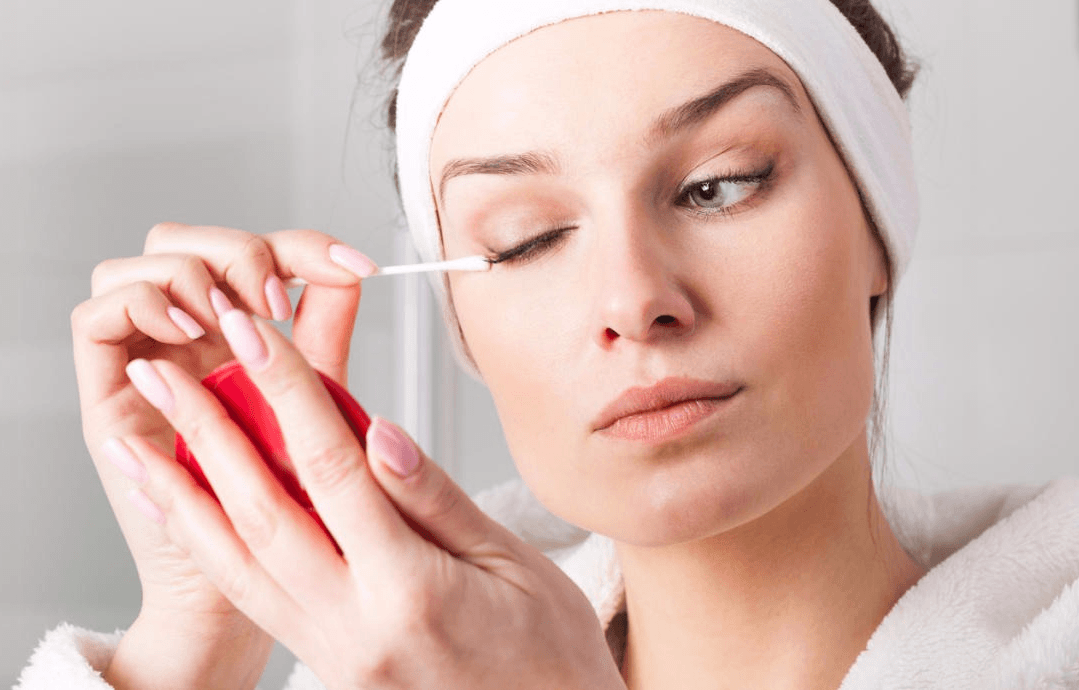 Нанесение масла на ресницы ватной палочкой