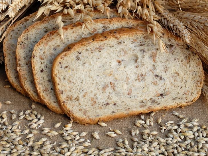 Нарезанный хлеб с отрубями