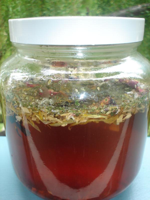 Настой тысячелистника в банке