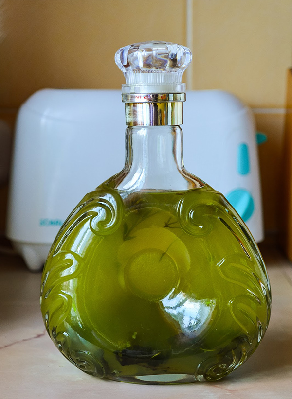 Настойка цмина в красивой бутылке