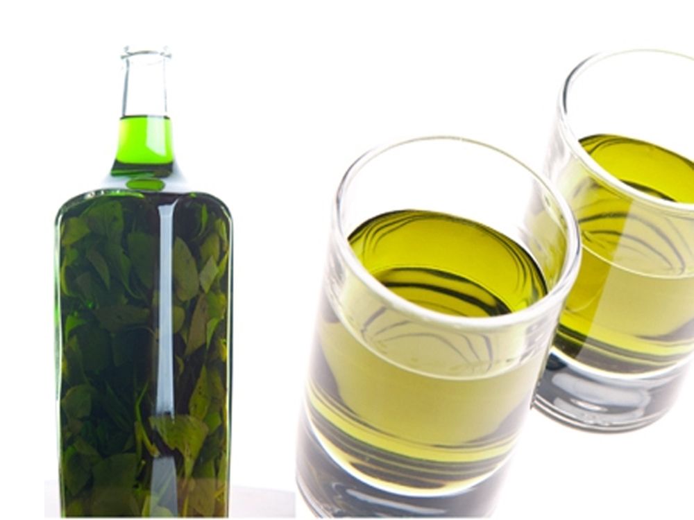 Настойка расторопши в бутылке и стаканах