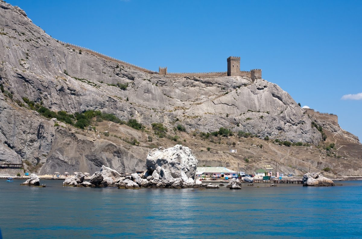 Обрывистый берег с голубой глиной