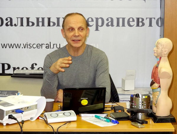 А.Т. Огулов читает лекцию