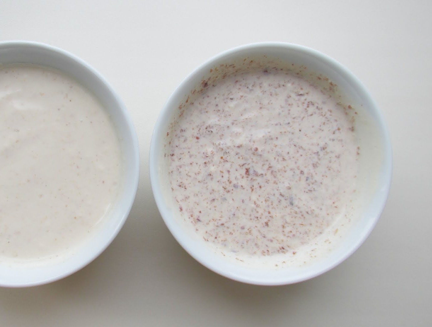 Отруби с кефиром в белых пиалках