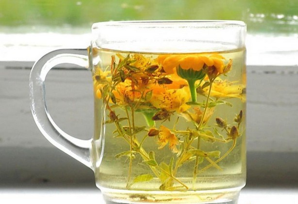 Отвар бессмертника в чашке