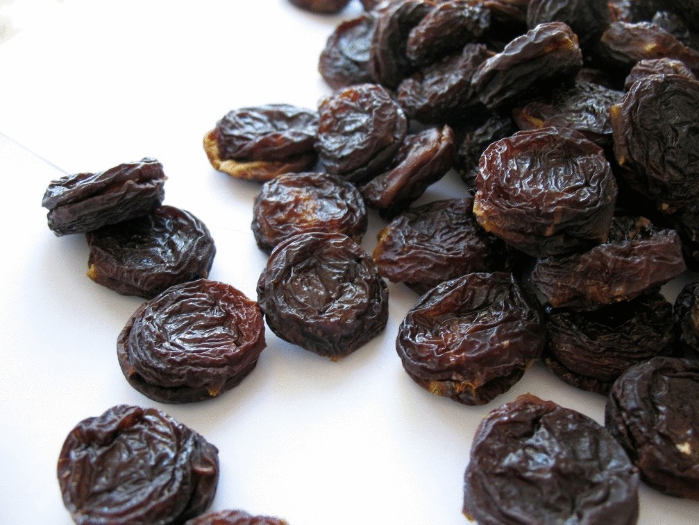 Зёрна тёмного изюма