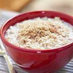 Овсяная каша в красной тарелке