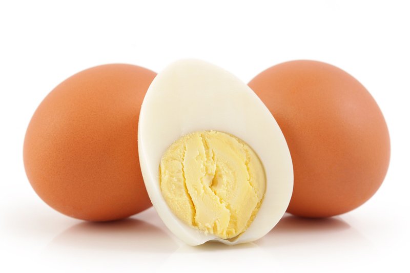 Половина сваренного куриного яйца