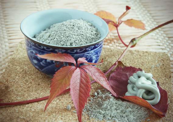 Порошок глины в голубой пиале