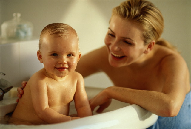 Мама купает ребёнка