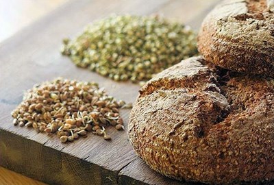 Проросшая пшеница и хлеб