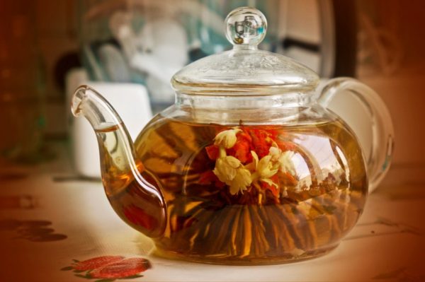 Прозрачный чайник с чаем из трав