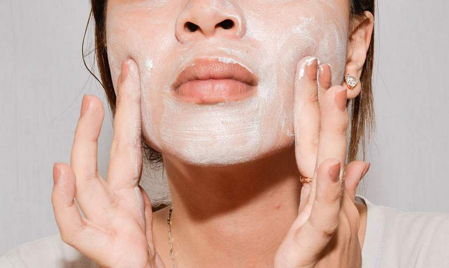 нанесение клея пва на лицо