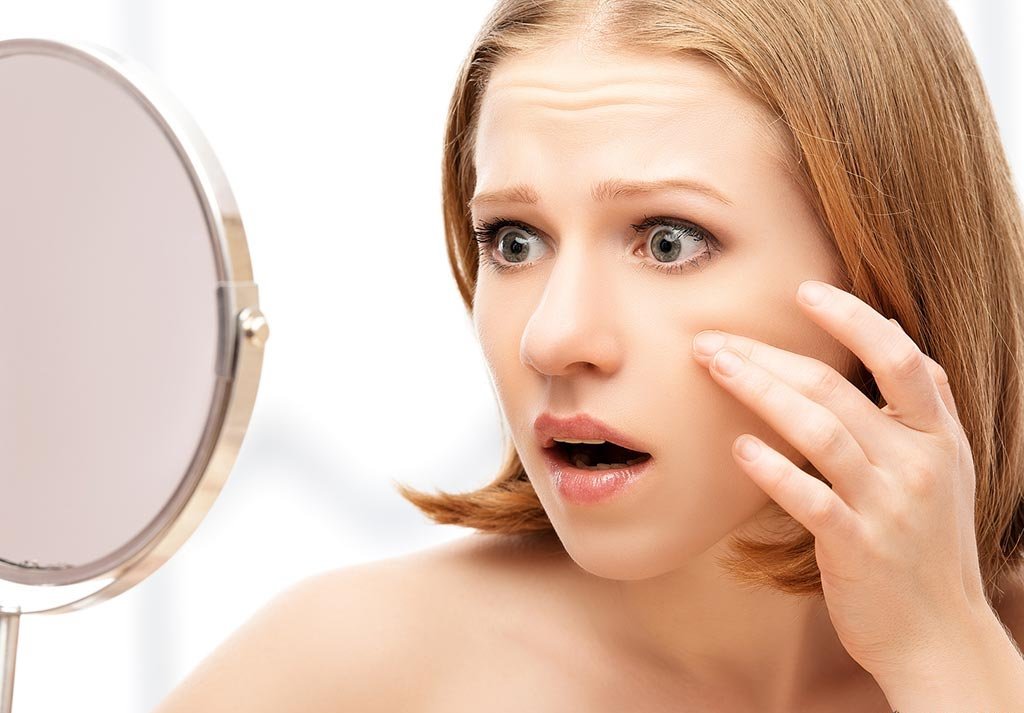 Расстроенное лицо девушки