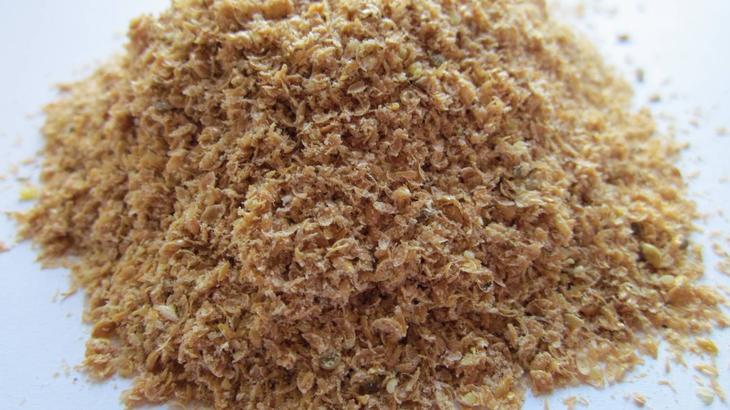 Рассыпанные на столе отруби