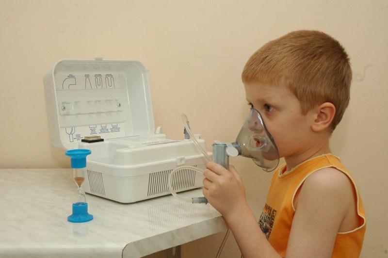 Ребёнку делают ингаляцию с помощью небулайзера