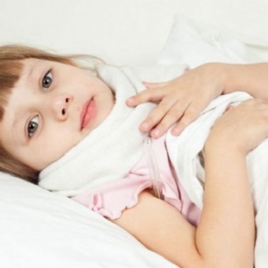 Ребенок с солевым компрессом