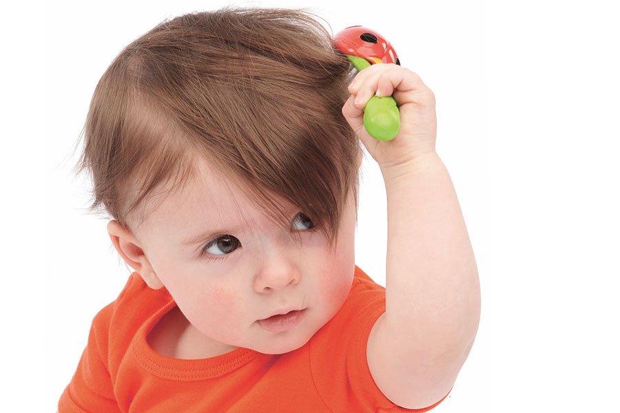 Малыш расчёсывается