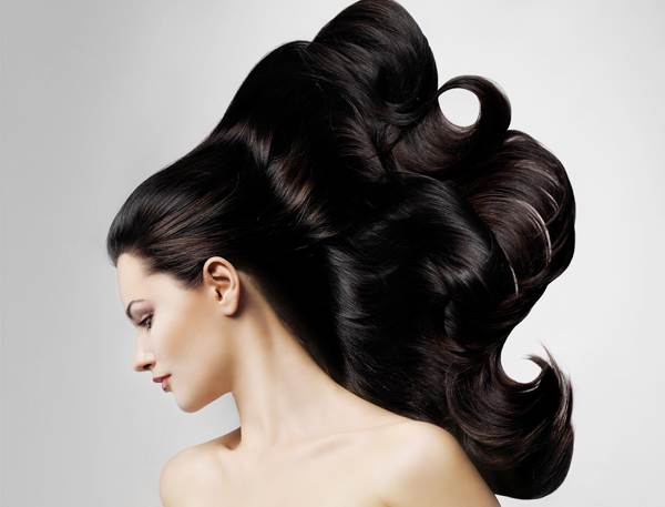 Густые и красивые волосы у девушки