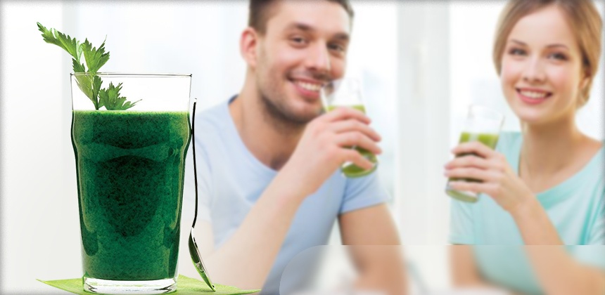 Люди и стакан с коктейлем из спирулины