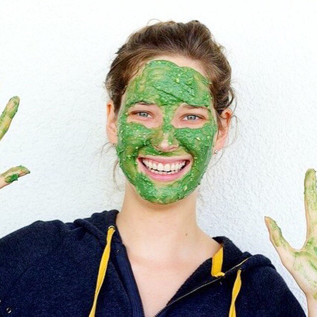 Девушка с маской из спирулины