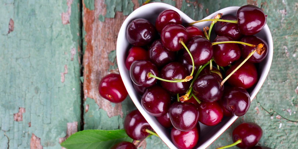 Вишни в вазочке