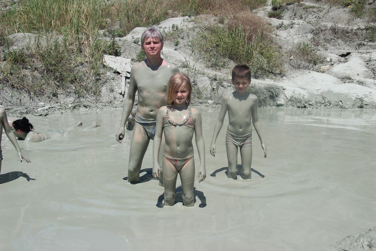 Семейство принимает глиняные ванны