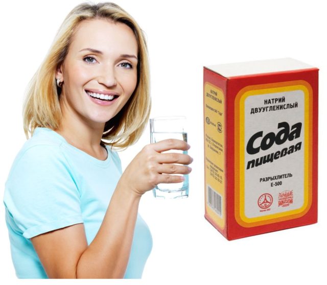Сода и девушка со стаканом воды