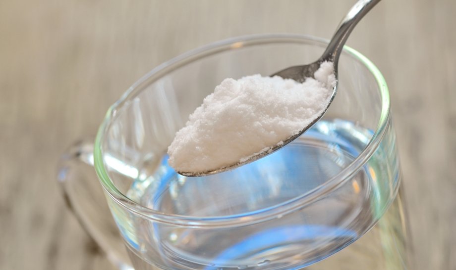 Сода и стакан воды