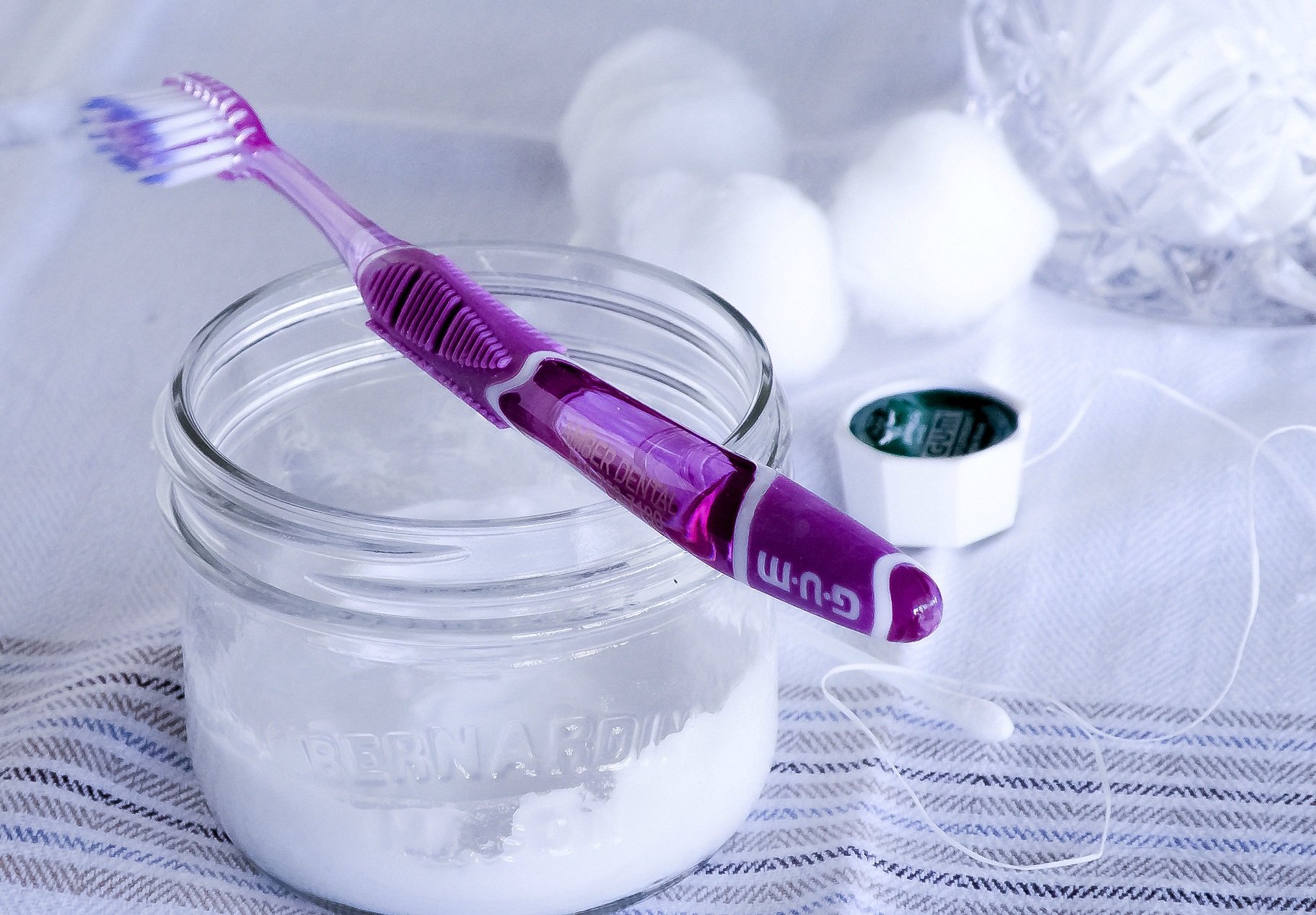 Сода, зубная щётка и вата