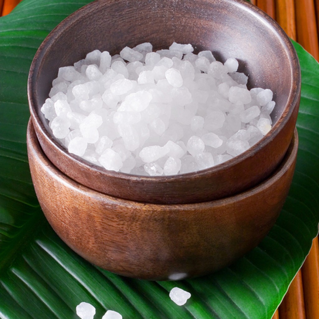 Соль в деревянной миске